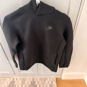 Nike Sportswear Tech Fleece Pullover Hoodie in black. Kids LG